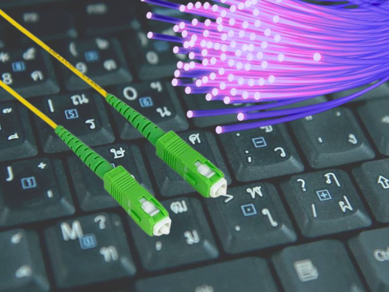 Optički internet prikat kroz priključak za internet, tastaturu i brzinu